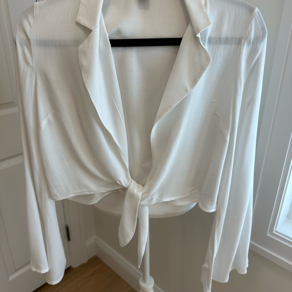 Forever 21 White Contemporary Tie-Front Long Sleeve Crop Top - Size Small